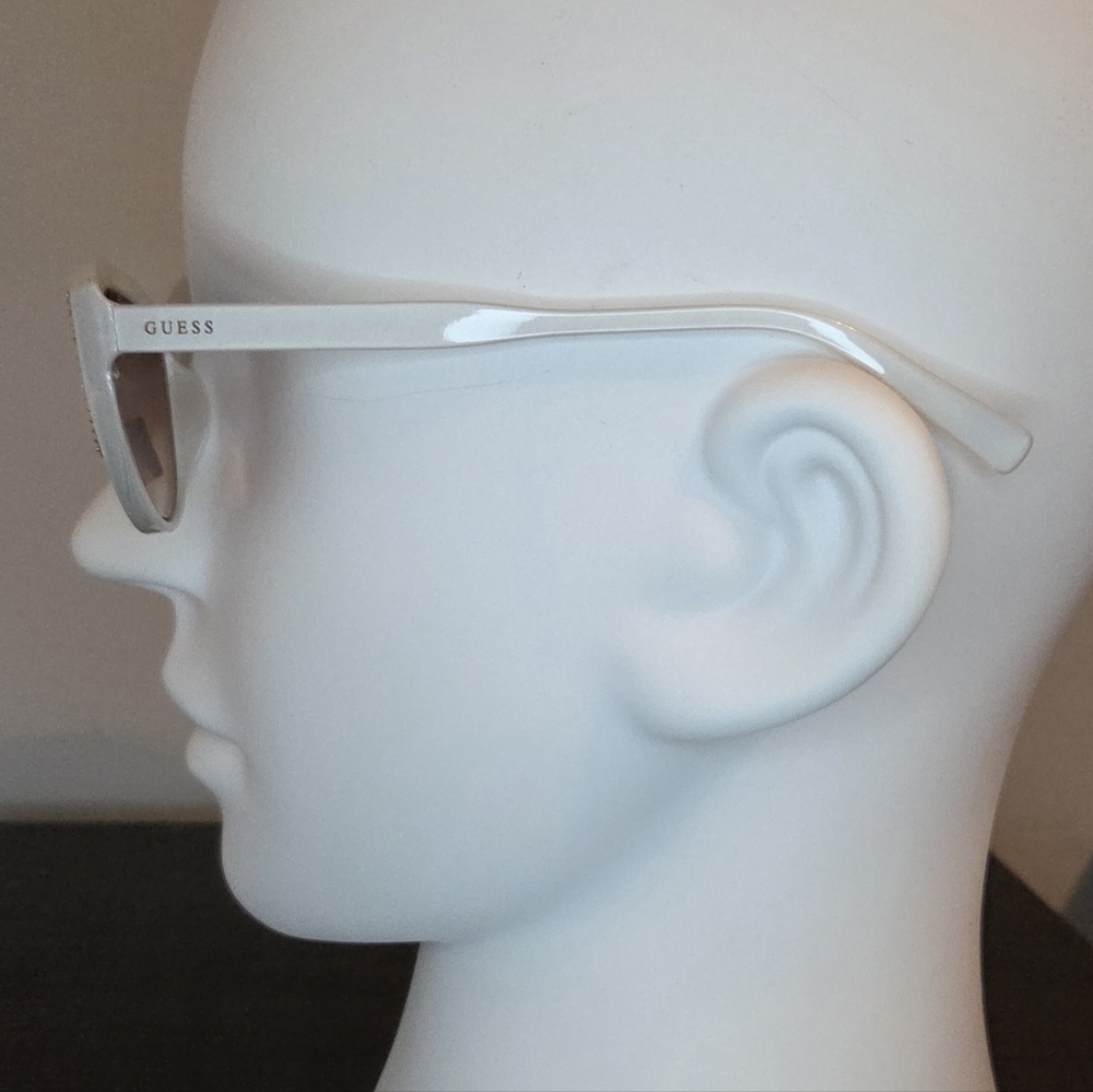 NWT Guess White Cat Eye Sunglasses Rhinestone Trim Pink Gradient Lenses - Picture 2 of 11